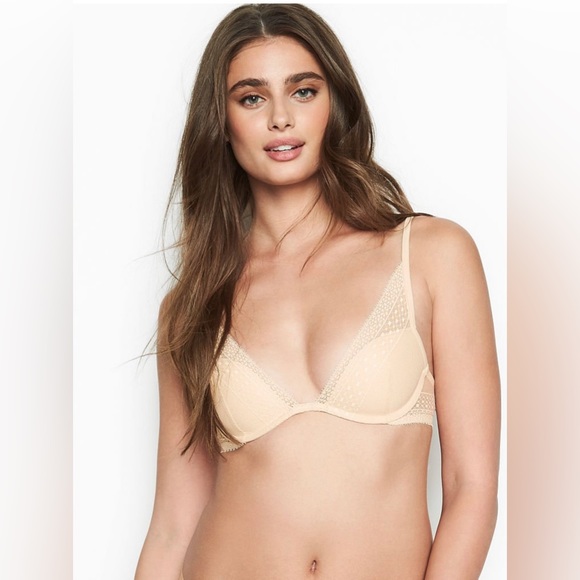 INCREDIBLE BY VICTORIA’S SECRET
Lightly-Lined Lace Plunge Bra - Picture 1 of 5